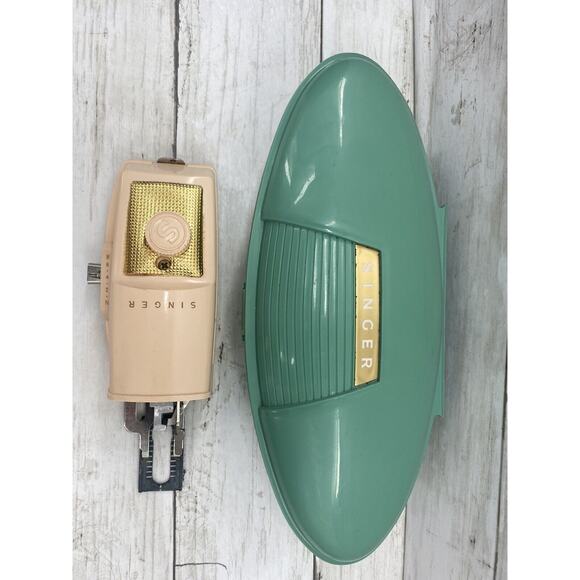 Vintage Retro SINGER #2482607 Clamshell Plastic Case Buttonholer Attachment - Picture 8 of 12